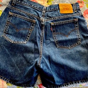 Levi’s relaxed fit 550 Jean shorts, size 14 misses